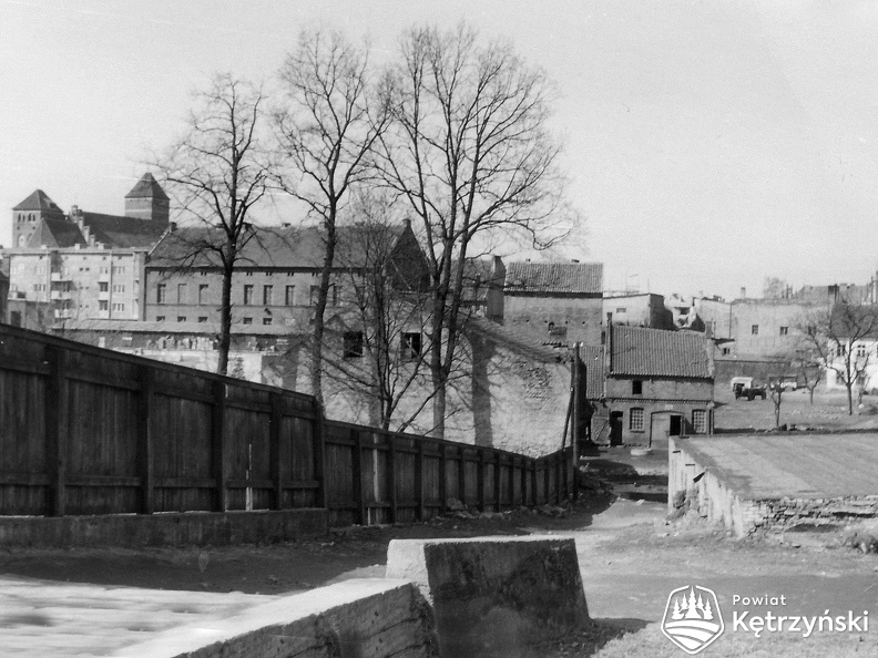 Fragment zabudowy starego miasta i ul. Traugutta, widok od ówczesnej ul. 1-Maja (ob. ul. Pocztowa) - 1960r. 