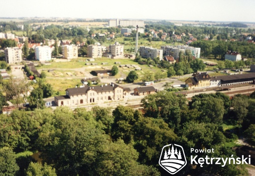 Widok z komina na północno wschodnią część miasta, na pierwszym planie zespół dworca - 1997r.