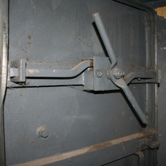 Korsze, konstrukcja drzwi do schronu przeciwlotniczego w zespole dworca kolejowego - 20.01.2004r.