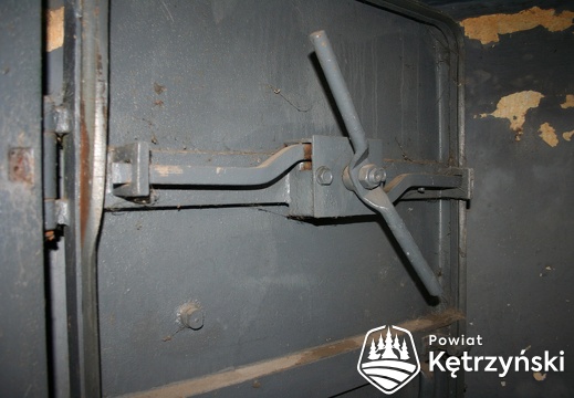 Korsze, konstrukcja drzwi do schronu przeciwlotniczego w zespole dworca kolejowego - 20.01.2004r.