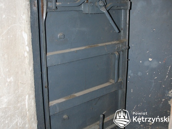 Korsze, drzwi wejściowe do schronu przeciwlotniczego w zespole dworca kolejowego - 20.01.2004r.