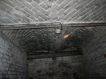 Korsze, pomieszczenie schronu przeciwlotniczego w zespole dworca kolejowego - 20.01.2004r.