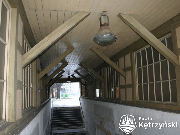 Korsze, wejście do podziemnego przejścia międzyperonowego w zespole dworca kolejowego - 20.01.2004r.