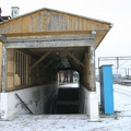 Korsze, wiata do podziemnego przejścia międzyperonowego w zespole dworca kolejowego - 20.01.2004r.