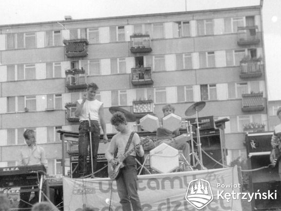 Koncert młodzieżowego zespołu "Konto M" na osiedlu "Sikorskiego" - 30.08.1985r.