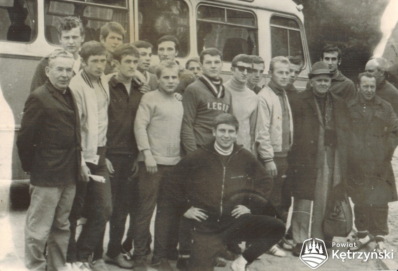 Z.M.Wiszomirski z grupą młodzieżową repr. przed wyjazdem na mecz z NRD-marzec 1970.Otto Tuszyński, Feliks Stamm.jpg