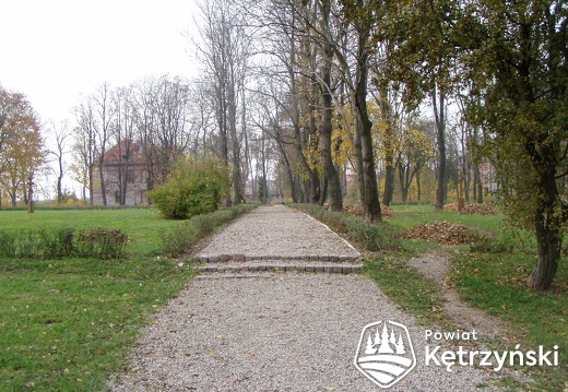 Aleja główna na cmentarzu z okresu I wojny światowej przy ul. Kasztanowej - 30.10.2007r.