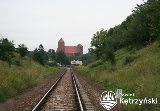 Linia kolejowa na wysokości tzw. Górki Poznańskiej, w głębi kościól św. Jerzego - 13.08.2007r.