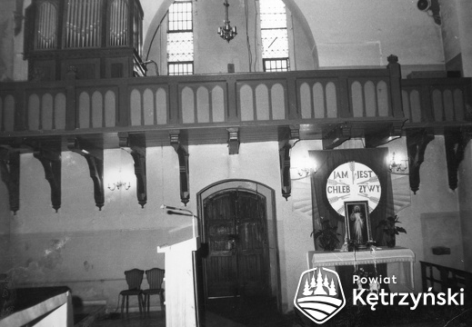 Korsze, wnętrze kościoła parafialnego p.w. Podwyższenia Krzyża Świętego z widokiem na pierwotny chór - 1984r.