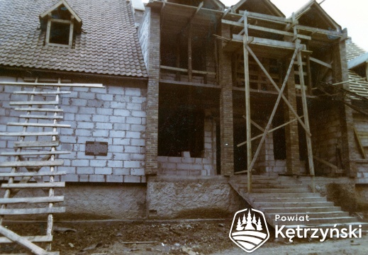 Korsze, budowa domu katechetycznego przy kościele parafialnym p. w. Podwyższenia Krzyża Świętego - 1984 r. 