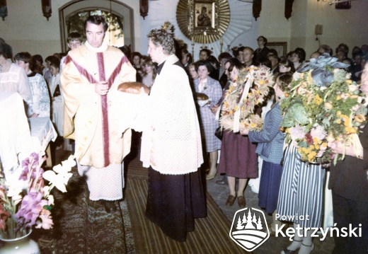 Korsze, suma dziękczynna za zebrane plony w kościele p.w. Podwyższenia Krzyża Świętego - 1984r.
