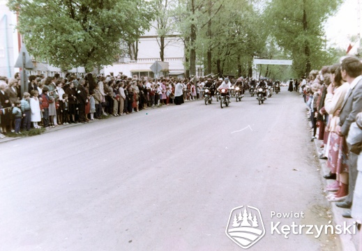 Korsze, mieszkańcy w oczekiwaniu samochodu-kaplicy - 24.05.1987r.