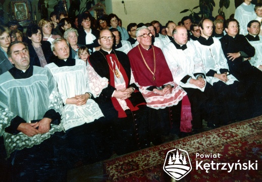 Korsze, zaproszeni księża podczas Mszy św. za 25-lecie swego kapłaństwa - 27.09.1987r.