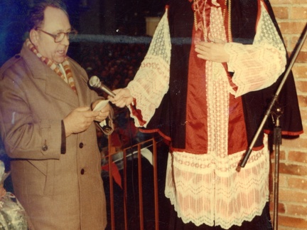Korsze, Marian Olędzki jako przedstawiciel rodziców przywitał ks. biskupa Edmunda Piszcza - 22.11.1987r.