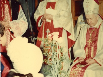 Korsze, powitanie ks. biskupa Edmunda Piszcza przez dzieci - 22.11.1987r.