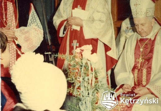 Korsze, powitanie ks. biskupa Edmunda Piszcza przez dzieci - 22.11.1987r.