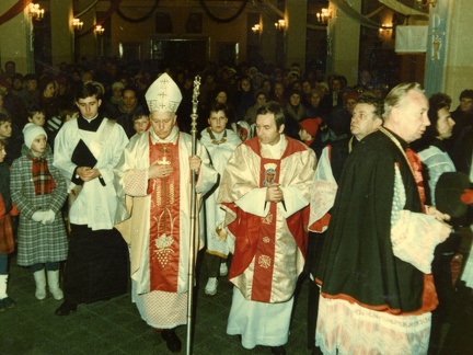 Korsze, procesjonalne wejście do kościoła na czele z ks. biskupem Edmundem Piszczem - 22.11.1987r.