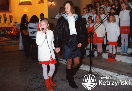 Korsze, kościół parafialny p.w. Podwyższenia Krzyża Świętego, występ z pieśnią i modlitwą dzieci - 11.11.1993r.