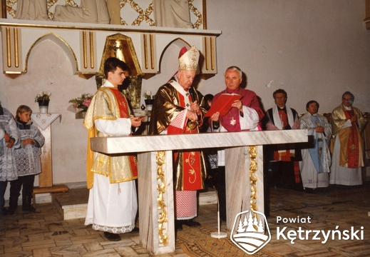 Korsze, uroczystości z okazji 90. rocznicy poświęcenia kościoła i 35. rocznicy rozbudowy kościoła - 18.12.1993r.