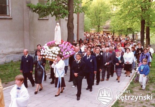 Korsze, uroczystości Matki Bożej Fatimskiej, procesja wokół kościoła - 13.05.1995r.