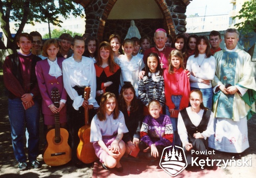Korsze, ks. Arcybiskup Edmund Piszcz udzielił Sakramentu Bierzmowania młodzieży klas ósmych 11.06.1994r.