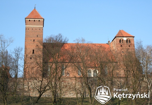 Kościół św. Jerzego i fragment średniowiecznych murów obronnych, widok od południa - 1.04.2007r.