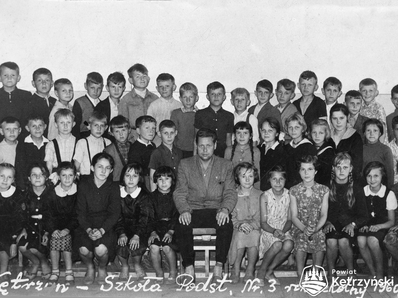 Dzieci z wychowawcą ze Szkoły Podstawowej nr 3, rok szkolny 1960/61