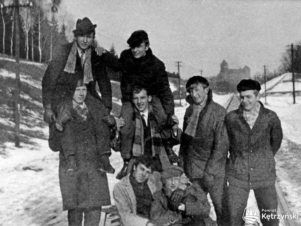 Grupa młodzieży z ul. Chopina podczas spaceru na torach - ok. 1967r.