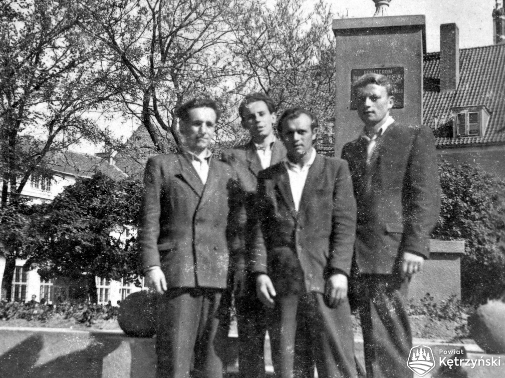 Młodzi mieszkańcy Ketrzyna przy pomniku - 1962r.