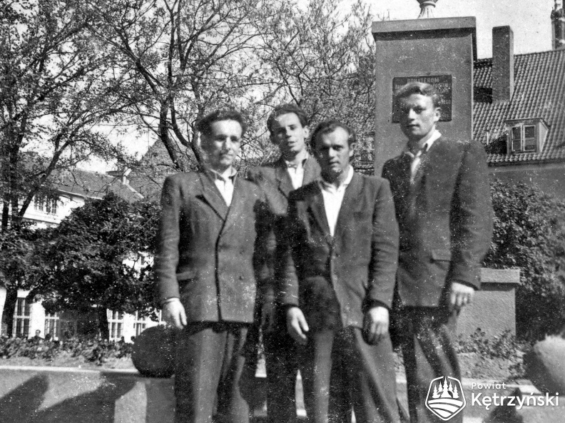 Młodzi mieszkańcy Ketrzyna przy pomniku - 1962r.