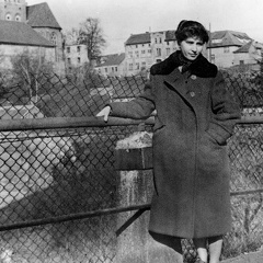 Krystyna Różańska na moście rz. Guber, pracownica wytwórni ozdób choinkowych przy ul. Chopina - 1959r.