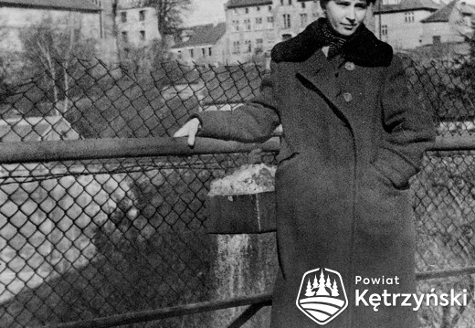 Krystyna Różańska na moście rz. Guber, pracownica wytwórni ozdób choinkowych przy ul. Chopina - 1959r.