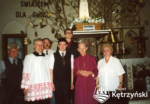 Korsze, ks. biskup Julian Wojtkowski podczas udzielania młodzieży Sakramentu Bierzmowania - 7.05.2002r.
