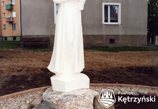 Korsze, figura Anioła Pokoju Fatimskiego przed kościołem od strony ul. Wolności - 13.05.2004r.