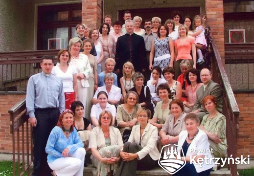 Korsze, księża oraz nauczyciele i wolontariusze pracujący w świetlicy Caritas 2005/2006