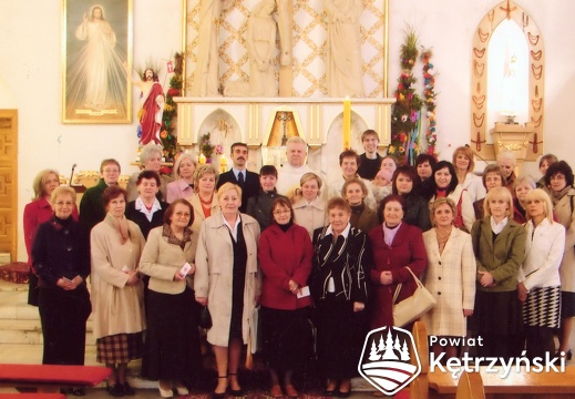 Korsze, pamiątkowe zdjęcie pracowników Caritas po wręczeniu legitymacji - 19.04.2009r.
