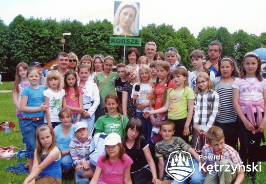 Grupa dzieci i rodziców należących do Podwórkowego Koła Różańcowego w Korszach - 31.05.2009r.