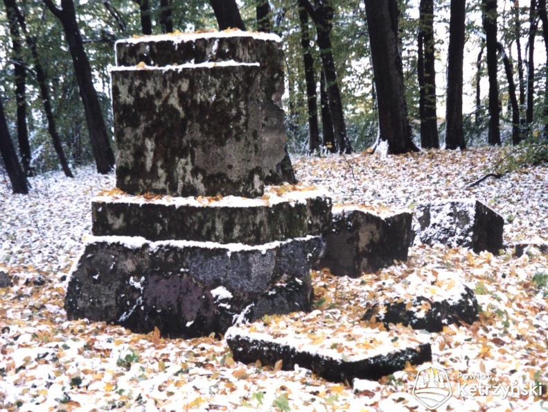 Tołkiny, ruiny pomnika z okresu I wojny światowej w parku dworskim - 24.10.2003r.