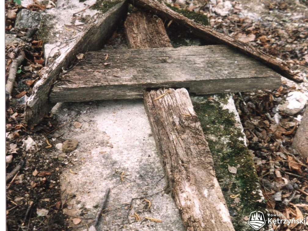 Górki, zniszczone krzyże na cmentarzu z okresu I wojny światowej - 2.05.2003r. 