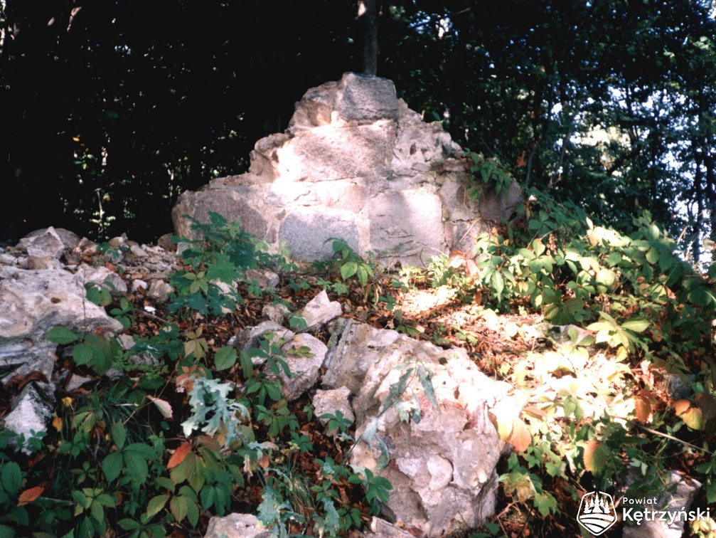 Górki, zniszczony mur ogrodzeniowy cmentarza z okresu I wojny światowej, pierwsze oględziny - 20.09.2002r. 