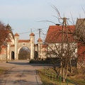 Tołkiny, brama wjazdowa (z herbem rodziny von Borcke) na teren zespołu dworsko-folwarcznego - 7.03.2007r.