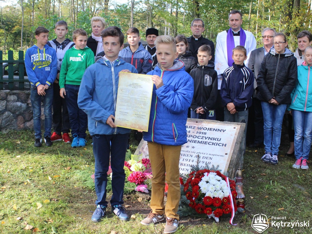 Górki, pamiątkowe zdjęcie uczestników uroczystości na cmentarzu wojennym - 30.09.2016r.