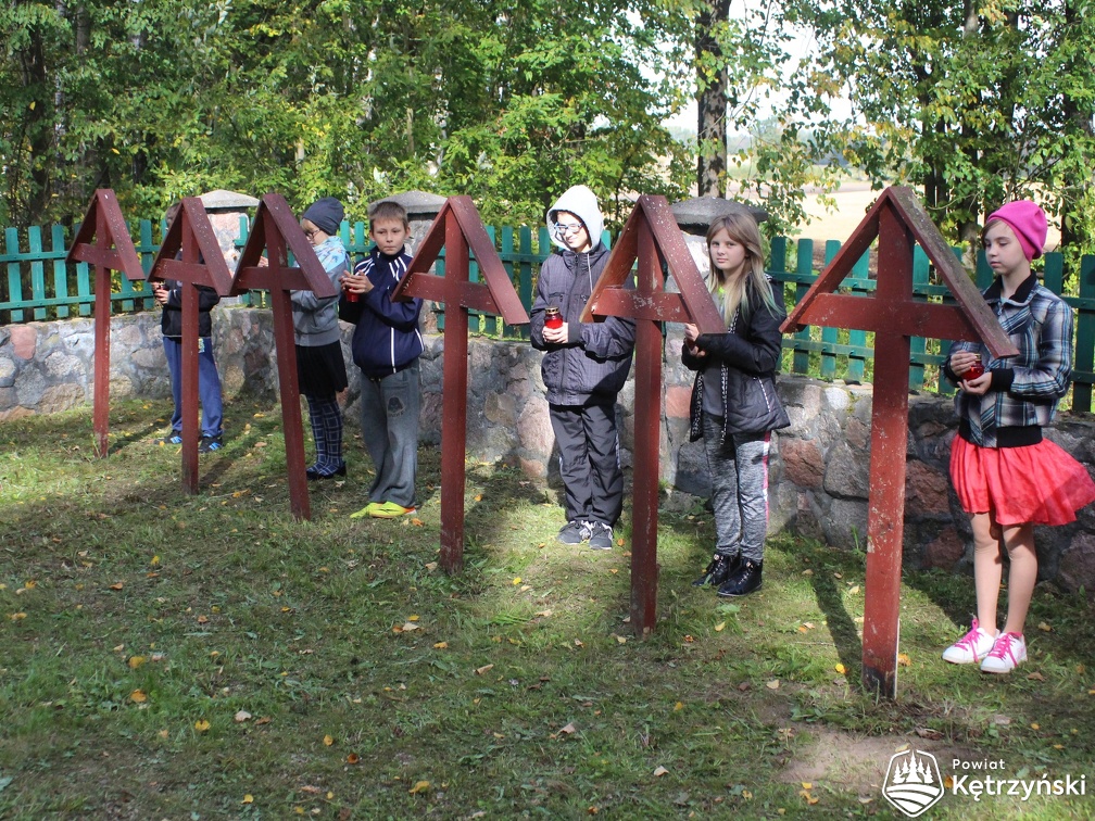 Górki, grupa uczniów ze szkoły w Mołtajnach przy grobach poległych w czasie I wojny światowej - 30.09.2016r.