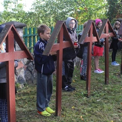 Górki, grupa uczniów ze szkoły w Mołtajnach przy grobach żołnierzy - 30.09.2016r.