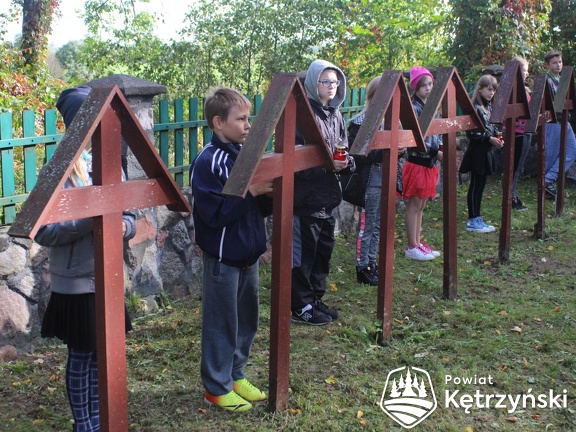 Górki, grupa uczniów ze szkoły w Mołtajnach przy grobach żołnierzy - 30.09.2016r.