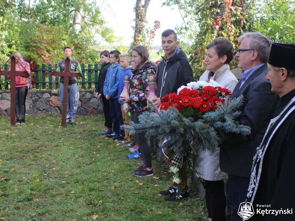 Górki, grupa uczniów ze szkoły w Mołtajnach i delegacja przed złożeniem kwiatów - 30.09.2016r.
