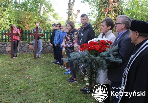 Górki, grupa uczniów ze szkoły w Mołtajnach i delegacja przed złożeniem kwiatów - 30.09.2016r.