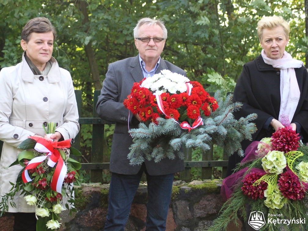 Górki, delegacja przed złożeniem kwiatów na cmentarzu wojennym - 30.09.2016r.