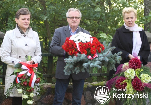 Górki, delegacja przed złożeniem kwiatów na cmentarzu wojennym - 30.09.2016r.