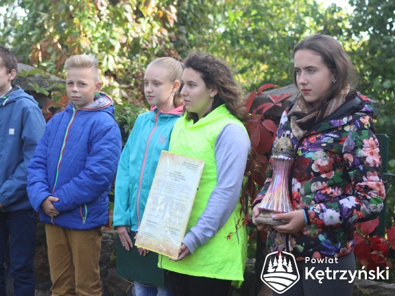 Górki, grupa uczniów ze szkoły w Mołtajnach podczas uroczystości na cmentarzu - 30.09.2016r.